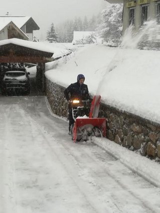 Arbeit mit Schneefräse